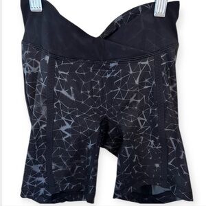 EUC Lululemon athletica Black and Gray Patterned Bike Shorts